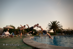 Mallorca Alcudia jumping into swimming pool foto